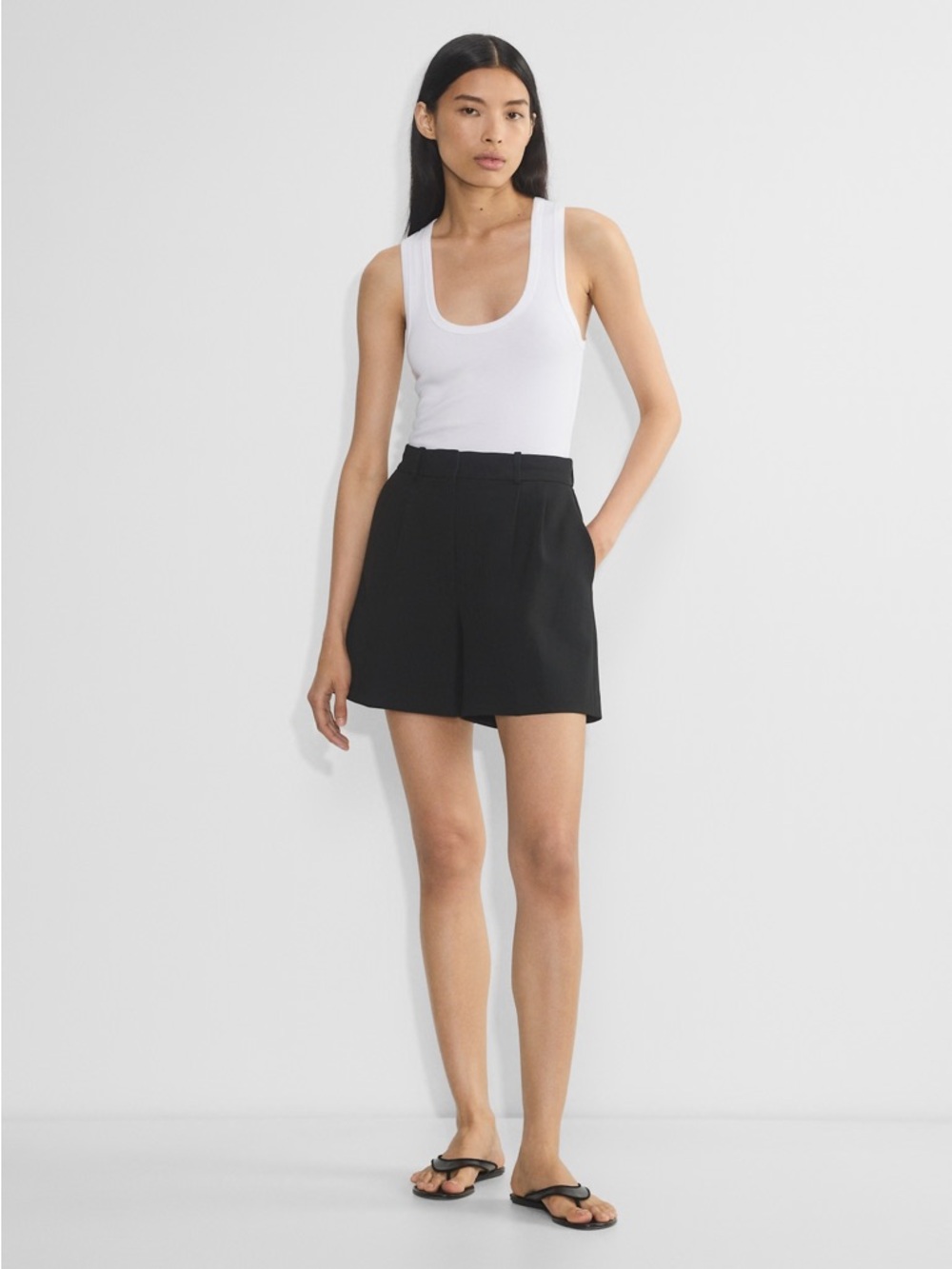 Aritzia Babaton Pleated Mid Thigh Short Size 6 - Picture 8 of 8